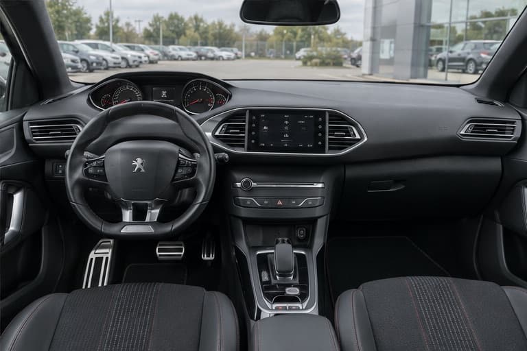 Vue 4 de la Peugeot 308 GT Line